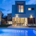 וילה Luxury Villa With Heated Pool Near Beach & Split Kaštela