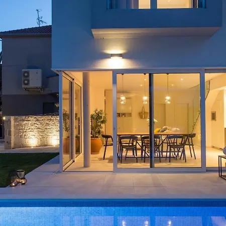 Villa Koras - With Heated Pool Kastela