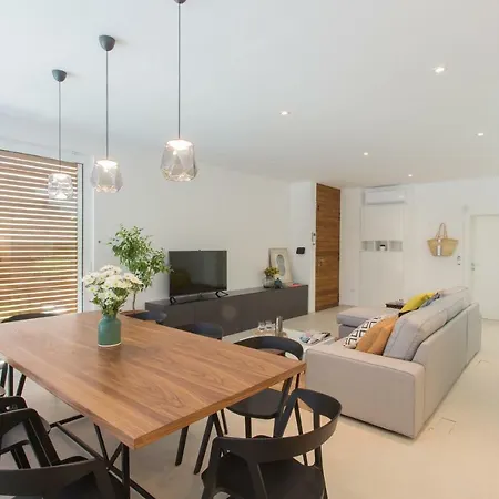 Luxury Villa With Heated Pool Near Beach & Split וילה