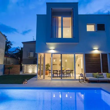 Villa Koras - With Heated Pool Kastela