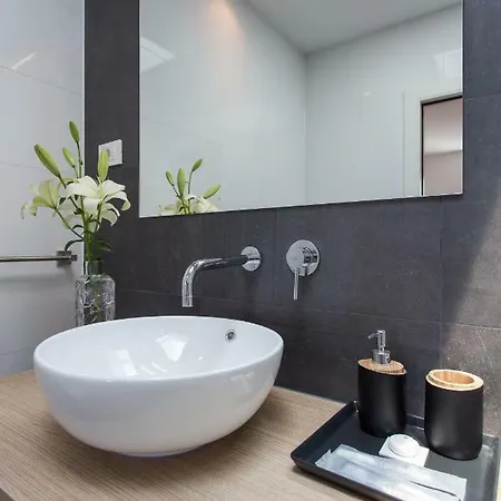 Luxury With Heated Pool Near & Split 别墅