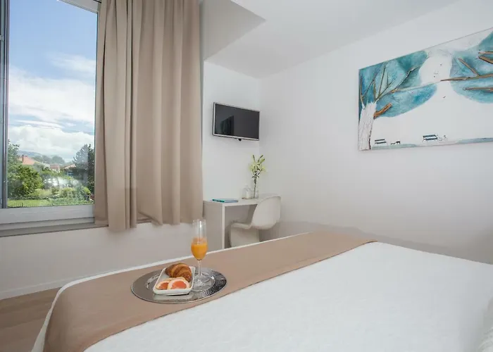 Luxury Villa With Heated Pool Near Beach & Split